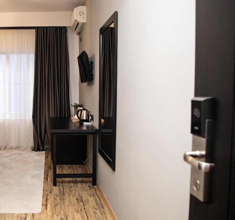 Triss Hotel Tiranë Ngoại thất bức ảnh
